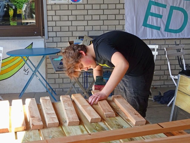 Ein Pfadfinder bei der Bearbeitung des Holzes  | Foto: Alexander Steinmeier