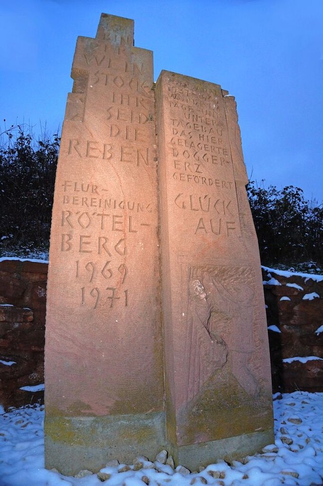 Ein Stein erinnert an die Rekultivierung der Deponie Kahlenberg.   | Foto: Stefan Merkle
