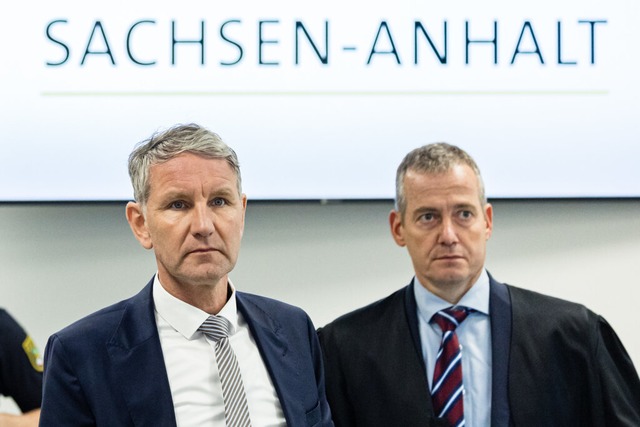 Bjrn Hcke (links) mit seinem Anwalt Ralf Hornemann  | Foto: Jens Schlueter (dpa)