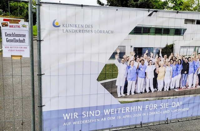 &#8222;Geschlossene Gesellschaft&#8220...Klinikparkplatz ein Schild angebracht.  | Foto: Heinz und Monika Vollmar