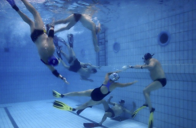 Beim Unterwasserrugby spielen Mnner und Frauen gemeinsam in einem Team.  | Foto: Privat