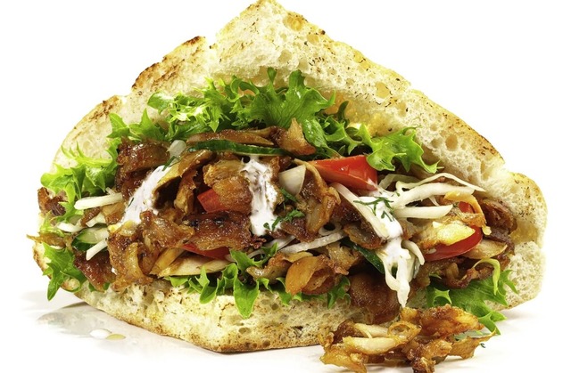 Dner Kebab im Fladenbrot kostet heute schon mal um die neun Euro.  | Foto: GH