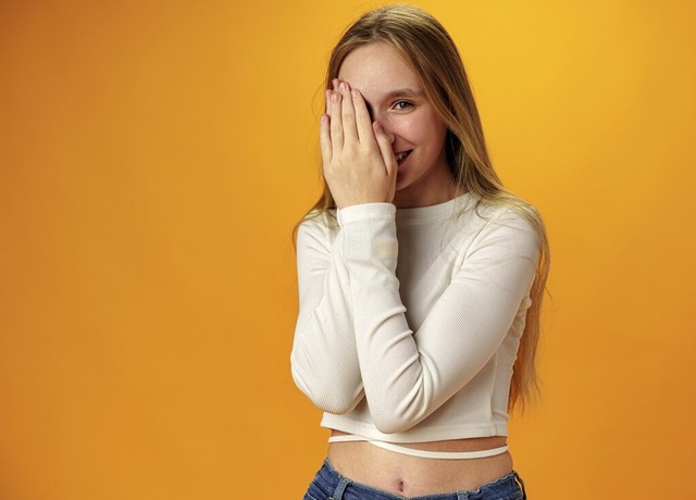 In der Pubertt ist vieles, was mit de...tionsschmerzen oder Essstrungen geht.  | Foto: fotofabrika - stock.adobe.com