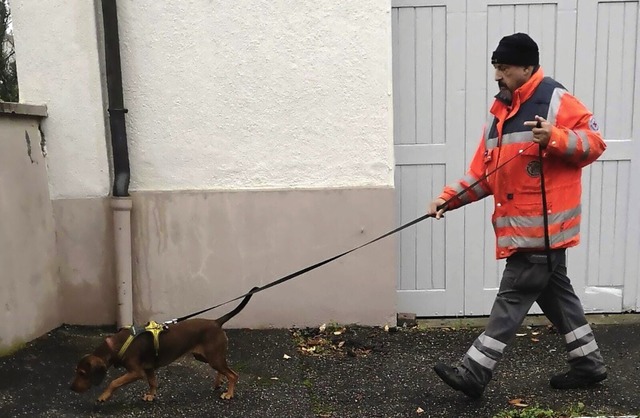 Arno Faller, Leiter der Rettungshundes...RK Emmendingen, mit einem seiner Hunde  | Foto: privat