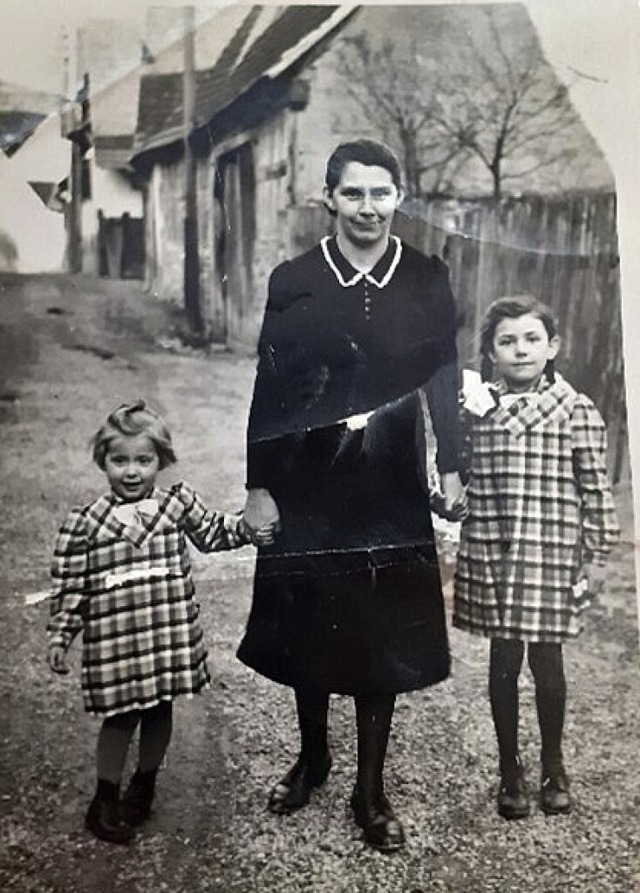 Anneliese Kmmerle (links) mit ihrer Mutter und ihrer Schwester  | Foto: Privat