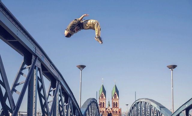 Spektakulr und nicht ungefhrlich: Ru...en Rckwrtssalto nach vorn gesprungen  | Foto: Privat