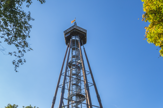 Der Eichbergturm in Emmendingen bekommt neue Fe aus Holz