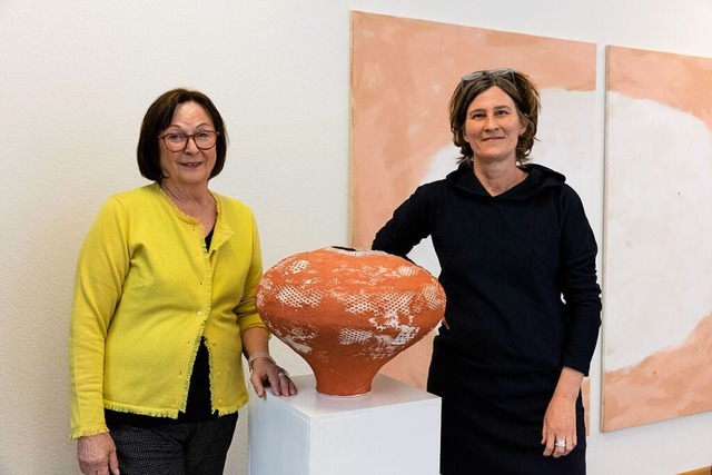 Grit Schumacher (links), Katrin Bejenk...e (Mitte), stellen   ihre Werke aus.  | Foto: Gabriele Zahn