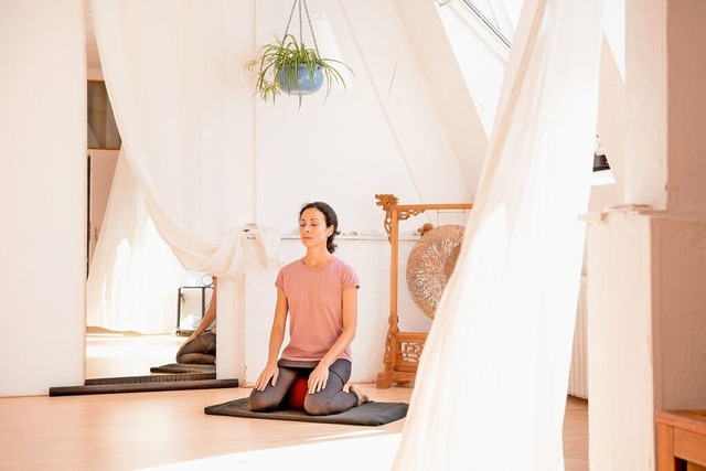 Ruhige Farben, ruhiger Ort: Yoga prakt... in einem Raum ohne viele Ablenkungen.  | Foto: Zacharie Scheurer (dpa)