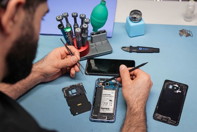 Ist das Handy kaputt, soll eine Reparatur knftig leichter werden.  | Foto: Christian Charisius (dpa)