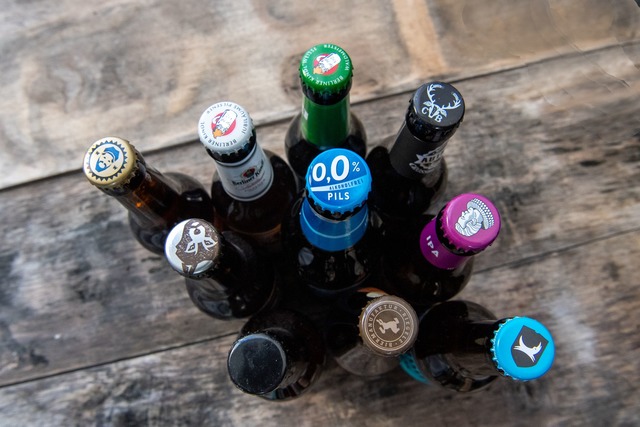 Mit der Beliebtheit von alkoholfreiem Bier steigt auch die Auswahl.  | Foto: Laura Ludwig/dpa-tmn