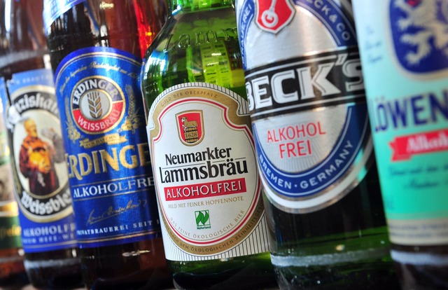 "Alkoholfrei" - damit wird heute deutlich sichtbar auf der Flasche geworben.  | Foto: Peter Kneffel/dpa/dpa-tmn