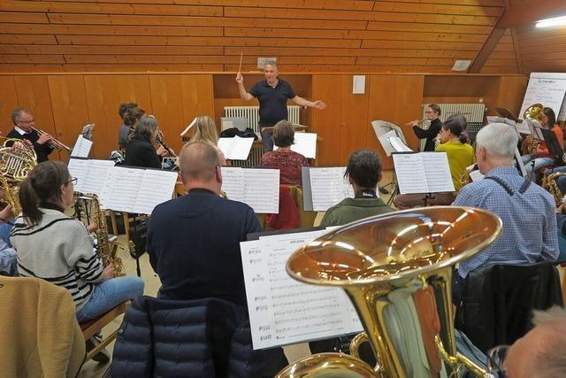 Knifflige Taktwechsel und etwas Wehmut: Die Mllheimer Stadtmusik bittet zum Jahreskonzert