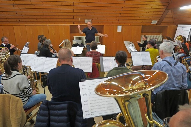 Franco Coali dirigiert das Hauptorches...Mllheimer Stadtmusik bei einer Probe.  | Foto: Dorothee Philipp