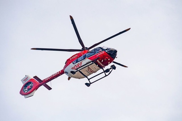 Mit einem Hubschrauber wurde der Taucher in ein Krankenhaus gebracht.  | Foto: Stefan Sauer (dpa)