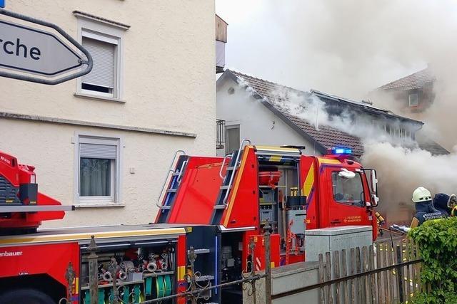 Feuerwehr rckt zu Brand in Autowerkstatt in Schopfheim aus