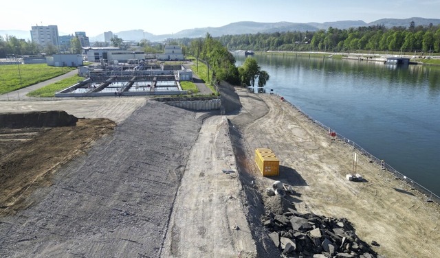 Der unmittelbare Uferbereich wird von ...ch der Fischlaichzeit, fertiggestellt.  | Foto: Pressefoto Roche.