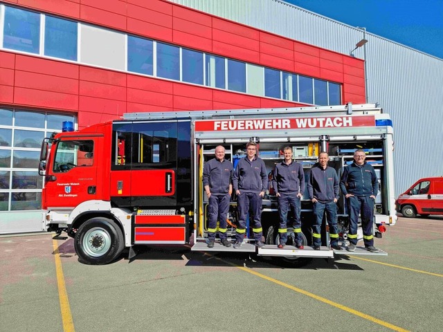 Das Feuerwehrfahrzeug LF 10 der Feuerw...eller sowie Joachim Angst (von links).  | Foto: Ingrid Mann