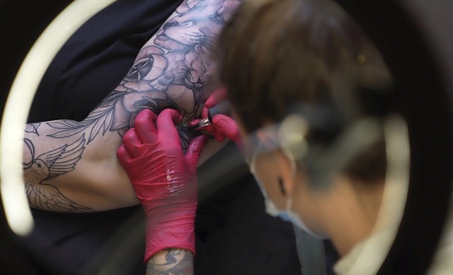 Bei der ersten Tattoo-Messe in St. Bla...Ttowierern ber die Schulter schauen.  | Foto: Marcus Brandt (dpa)