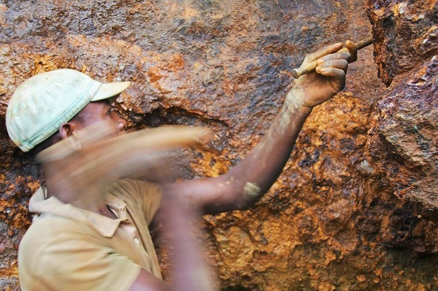 Die neue Lieferketten-Richtlinie knnt...-Kivu nach Mineralien und Erzen sucht.  | Foto: Jrgen Btz (dpa)