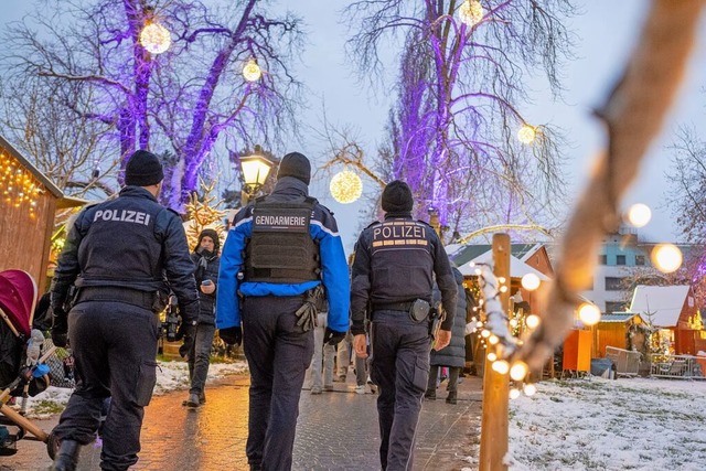 Weihnachtsmarkt in Freiburg 2023: Beam...antonspolizei Baselland auf Fustreife  | Foto: Polizei Freiburg