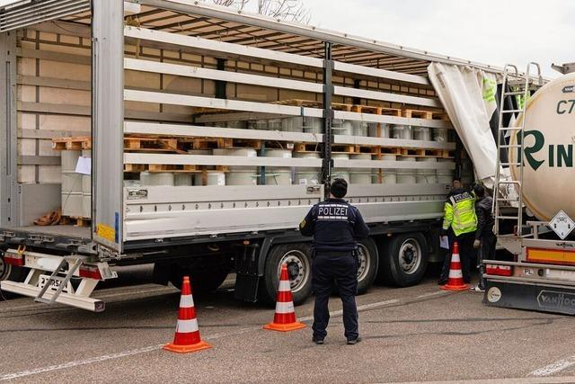 Polizei kontrolliert an der A5 bei Schallstadt 37 Gefahrguttransporter – 36 Verste festgestellt