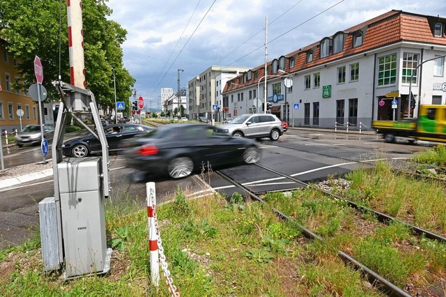 Die Bahnbergnge sind traditionell kritische Stellen beim Verkehr in Lrrach.  | Foto: Jonas Hirt
