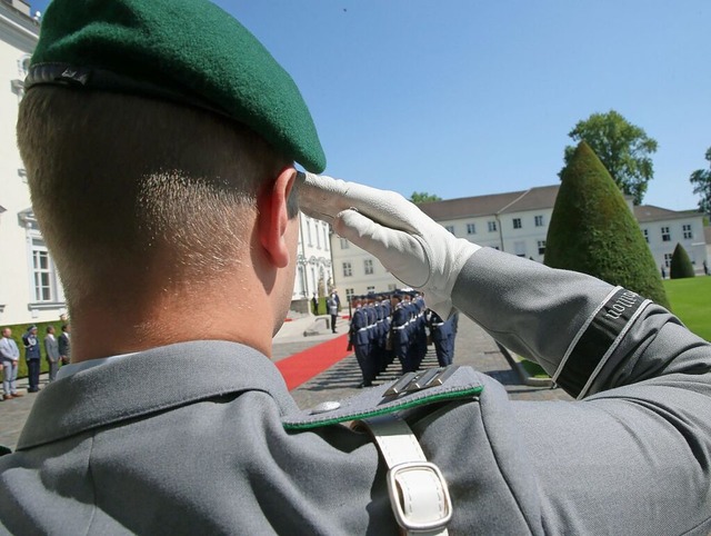 Jedes Jahr am 15. Juni sollen knftig ...ranen der Bundeswehr gewrdigt werden.  | Foto: Wolfgang Kumm (dpa)