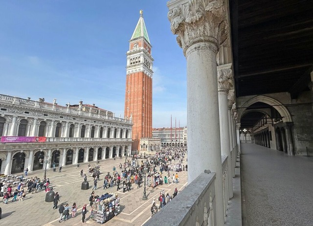 Die Stadt Venedig sinkt wegen ihrer besonderen Lage ab.  | Foto: Christoph Sator (dpa)