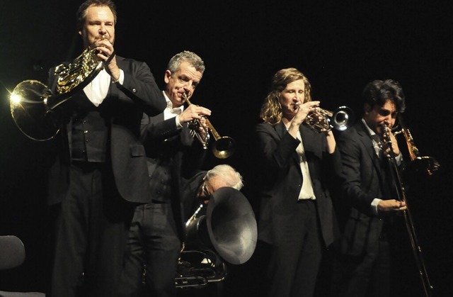 Canadian Brass: Jeff Nelsen (von links...ulos beim &#8222;Tuba Tiger Rag&#8220;  | Foto: Daniel Gramespacher