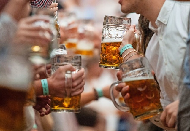 Auf dem Stuttgarter Frhlingsfest wird...tionell Bier aus Ma-Krgen getrunken.  | Foto: Marijan Murat (dpa)