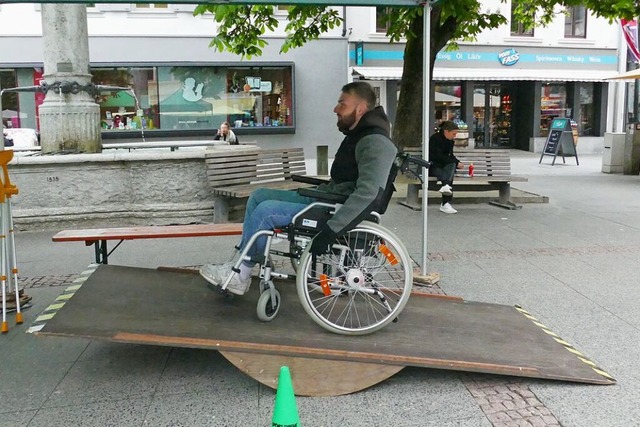 Mit dem Rollstuhl ohne Hilfe ber eine Rampe zu fahren, ist nicht leicht.  | Foto: Katrin Wien