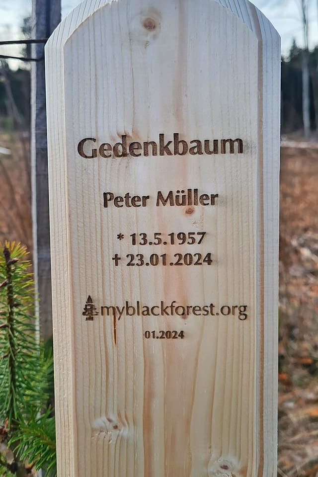 Beim Gedenkbaum wird eine Stele  mit dem Namen (hier Mustername) aufgestellt.  | Foto: Myblackforest.org