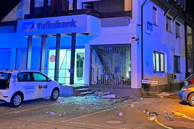 Vllig zerstrt wurde die Volksbankfil... der Automatensprengung am 3. Februar.  | Foto: Feuerwehr Herbolzheim