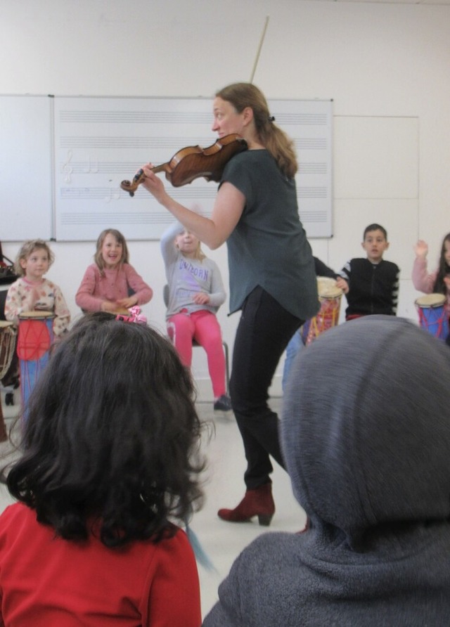 Musiklehrerin Christina  Wechta lie e...ihrer  Geige lautmalerisch  gewittern.  | Foto: Susanne Kerkovius