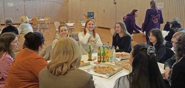 Die Jugendlichen diskutierten mit den Kandidaten in der Schwrstdter Festhalle.  | Foto: Annika Leisinger-Brandl