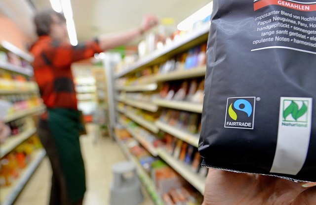 Auch in Supermrkten gibt es einige Fairtrade-Produkte, erkennbar am Siegel.  | Foto: Bernd Weissbrod