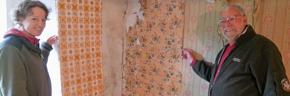 Wenn Zeitgeschichte an den Wnden klebt: Im Zechenwihler Hotzenhaus wird jetzt Tapete restauriert