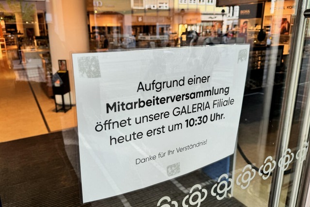 Ein Schild weist in Freiburg auf eine sptere ffnung der Filialen hin.  | Foto: Joachim Rderer