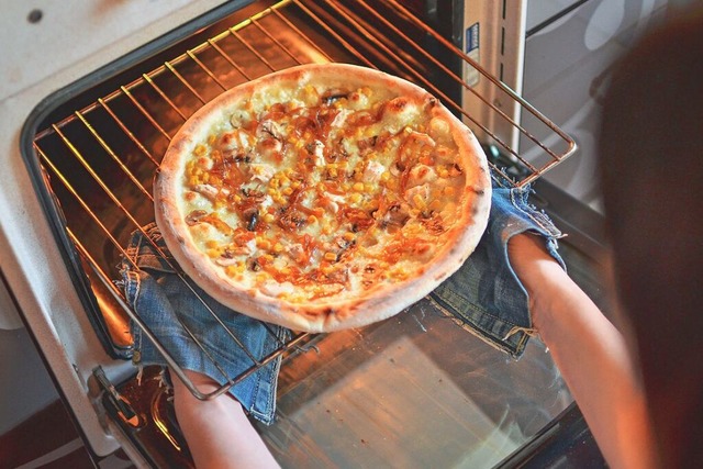 Fertigpizza sieht lecker aus und ist e...u viel, auch wenn wir schon satt sind.  | Foto: kyrychukvitaliy (stock.adobe.com)