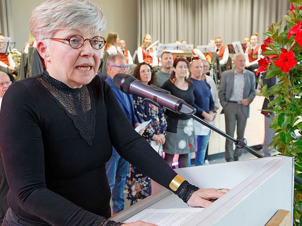 Verabschiedung von Brgermeister Jrgen Scheiding: Petra Timm (l.) verabschiedete Jrgen Scheiding im Namen des ganzen Gemeinderats (im Hintergrund).