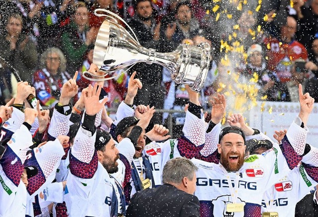 Meisterfeier in Berlin &#8211; im Eish...eal, im Profifuball derzeit undenkbar  | Foto: Carmen Jaspersen (dpa)