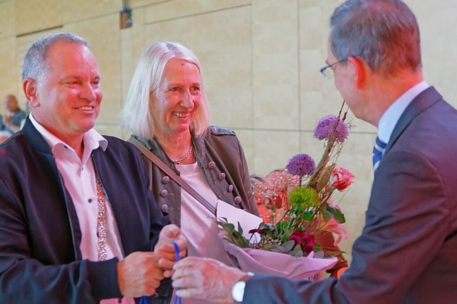 Landrat Hanno Hurth (r.) dankt Brgerm...n Scheiding und Heike Scheiding-Brode.  | Foto: Martin Wendel