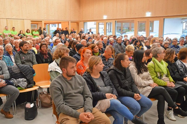 Die Halle des Dorfgemeinschaftshauses war bei der Einweihung voll  besetzt.  | Foto: Edgar Steinfelder