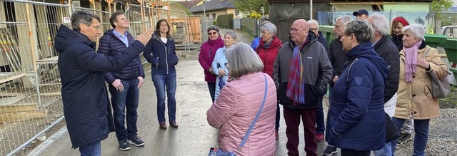 Beim ehemaligen Krankenhaus informiert...en und Teilnehmer der Sommerakademie.   | Foto: Bertold Obergfll