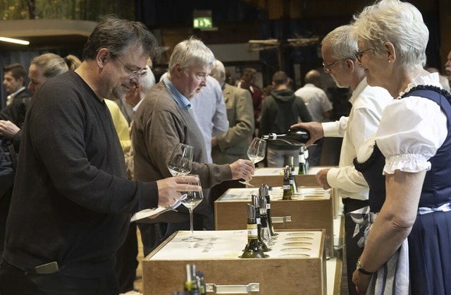 Hunderte Weinliebhaber nutzten den Wei... Markgrfler Weinszene zu verschaffen.  | Foto: Volker Mnch