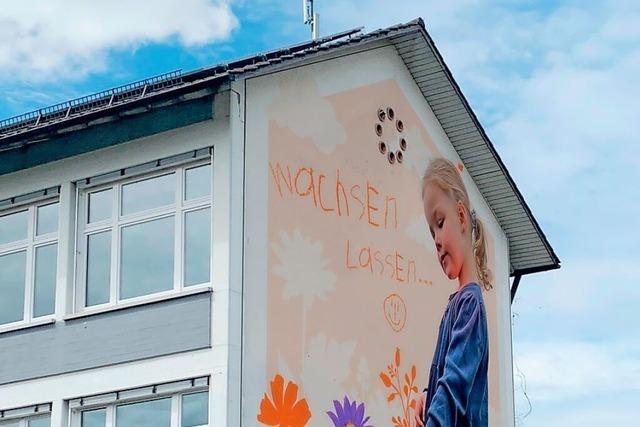 Mdchen giet Blumen: Die Schule in Wollbach soll ein haushohes Graffito bekommen