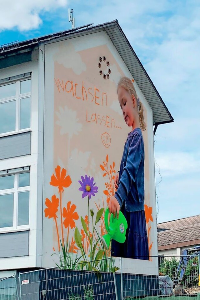 Mdchen giet Blumen &#8211; so soll die Fassade der Wollbacher Schule aussehen.  | Foto: Art@stonegraffiti.com