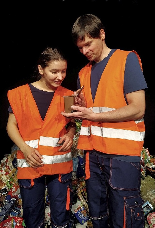 Alexandra Nesici und Nils Httenrauch auf der Mllhalde  | Foto: Steffi Brger