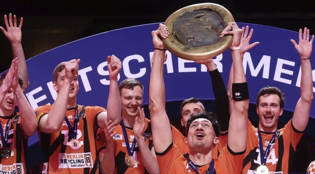 Die Meister-Trophe der Volleyball-Bundesliga der Mnner bleibt in Berlin.  | Foto: Christoph Soeder (dpa)